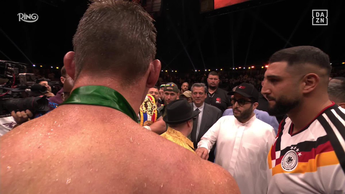 Pure class from Rico Verhoeven after that stoppage 👏 "I thought it was an early stoppage... the referee knows we're almost at the end of the round. Let me go out on my shield, or let the bell go. But it's not up to me." #UsykRico