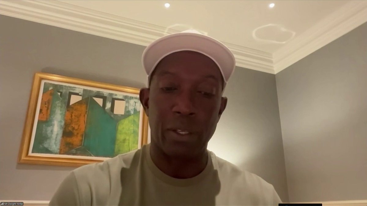دوايت يورك هداف مانشستر يونايتد السابق يختار ٤ من الاهلي و٤ من الهلال ولاعبان فقط من النصر لتشكيلة الموسم وسط محاولات بتال الفقراوي تغيير قناعاته ؟ كل العالم يعرف ان الاهلي والهلال افضل من النصر الذي فاز بالدوري بميزة الحكم المحلي فقط؟