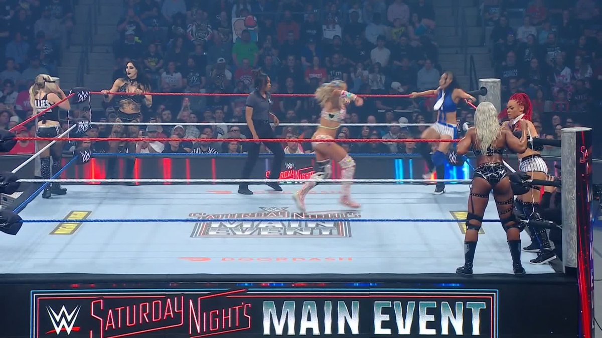 Fort Wayne is loving some Charlotte Flair! 👏👏