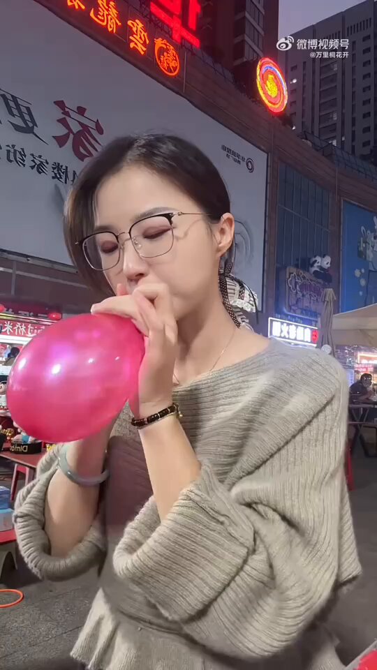 摊主吹气球，比打气筒还快