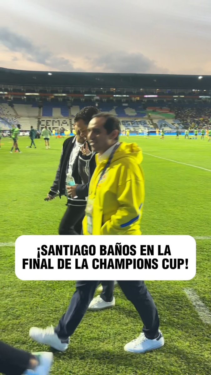 Santiago Baños muy relajado tomándose fotos con aficionados del Club América 🦅👀 #GrandesDeCorazon