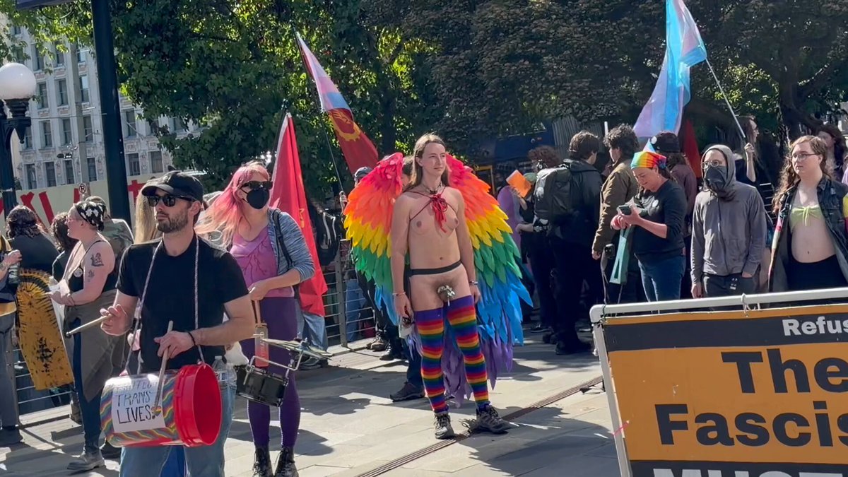 🚨🏳️‍⚧️NAKED AND A FREAK: Seattle Transgender activists stands completely naked with boobs and a penis out in the presence of minors. I guess these are the trans rights they keep shouting about.