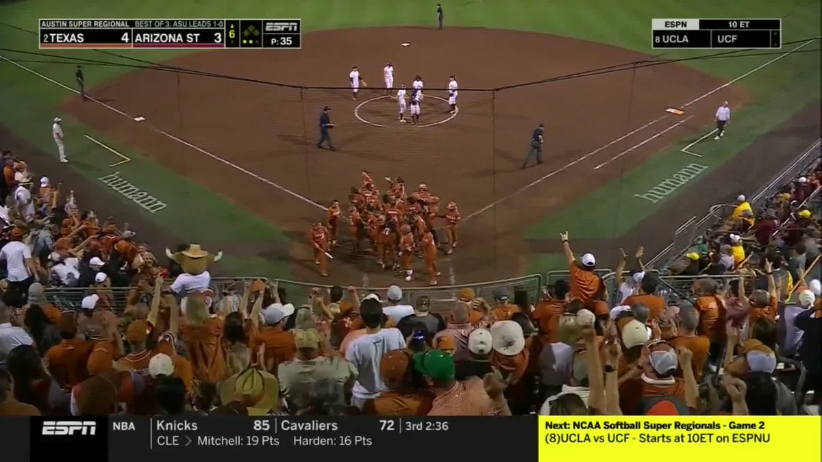 THAT'S A PINCH HIT IF WE'VE EVER SEEN ONE 👏 VICTORIA HUNTER #RoadToWCWS x 🎥 ESPN / Texas Softball