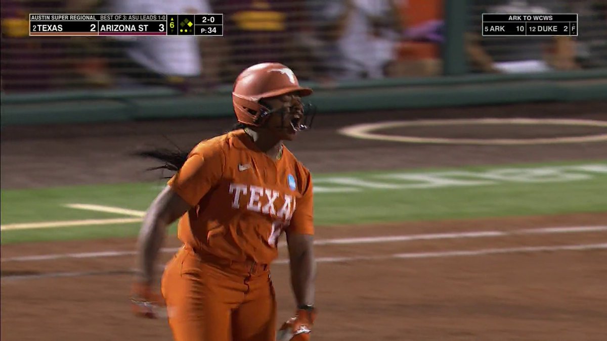 TEXAS TAKES ITS FIRST LEAD OF THE SERIES 🔥 Victoria Hunter has Texas Softball fans going wild 👏