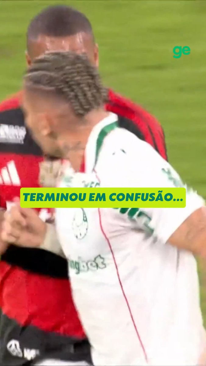 Flamengo x Palmeiras terminou em confusão. A brigacomeçou depois que Paulinho fez gesto de silêncio na comemoração do gol. Os jogadores do Flamengo foram tirar satisfação e deram início ao tumulto. #Flamengo #Palmeiras #Futebol #Brasileirão