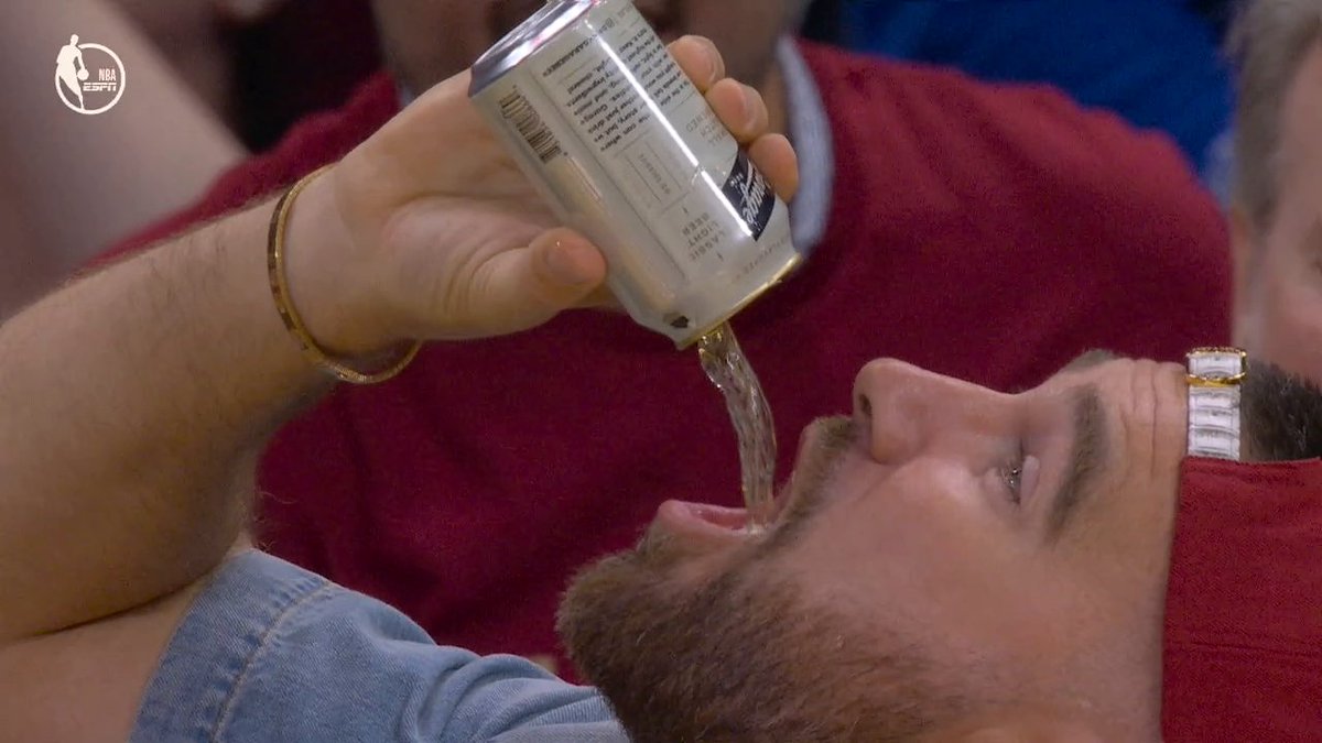 TRAVIS KELCE BEER CHUG 😭 TRAVIS COURTSIDE GOING CRAZY 😂🔥