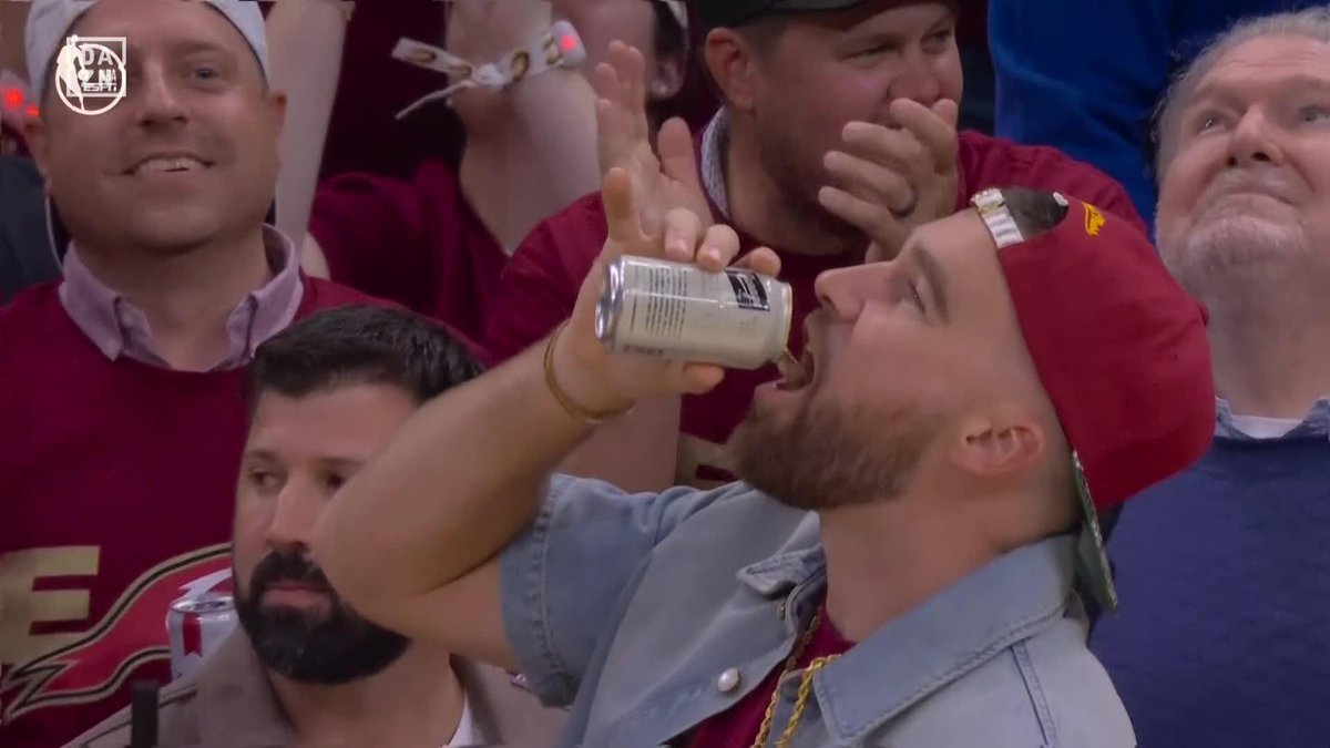 Hay aficionados fieles a los Cavaliers... y luego viene Travis Kelce 🙌🏻 VAYA HIDALGO SE MARCA EL TÍO 🤣🤣🤣 #NBAxDAZN 🏀 🇺🇸