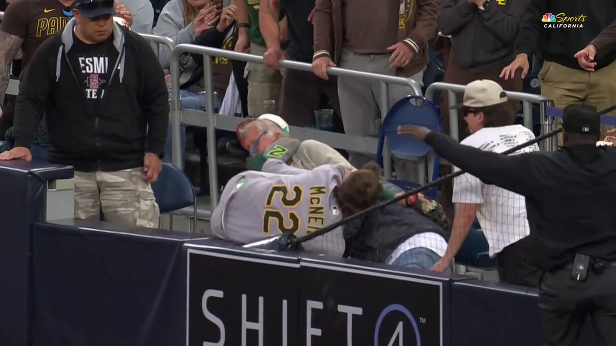 Jeff McNeil accidentally cleated a fan in the face trying to make this play 😬