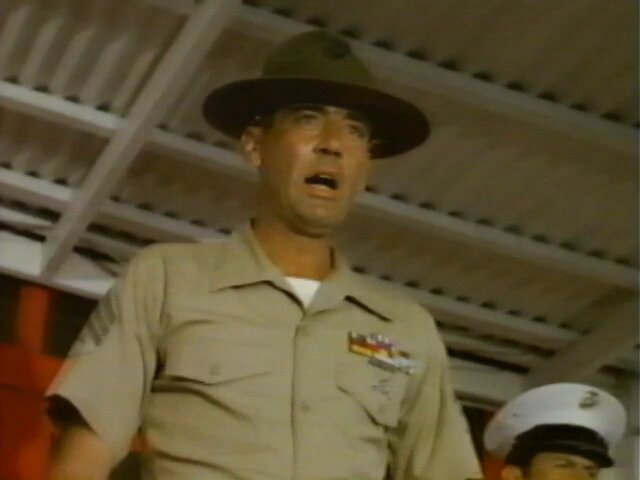 ハートマン軍曹ことリー・アーメイの映画デビュー作(The Boys in Company C)、フルメタル・ジャケットに先んじて海兵隊の訓練教官やってるし、若干マイルドなハートマン軍曹すぎる