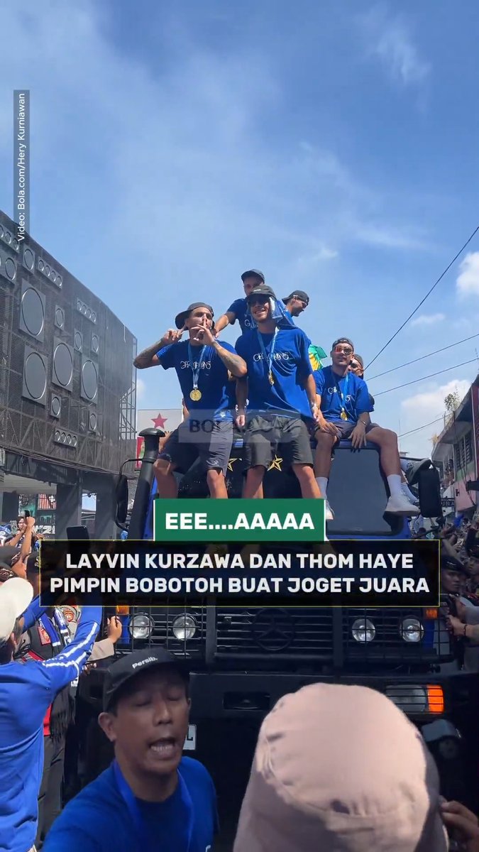 EEE....AAAAA 🕺 Dalam pawai juara BRI Super League, Layvin Kurzawa dan Thom Haye tampak mengomando aksi para suporter yang bekerumun untuk menikmati gelar yang mereka raih. #bolacomid #blclpt #blcbm #persib #superleague