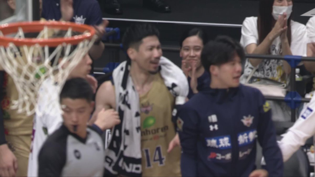 このショットを難なく決め切る💥 琉球#21 ドットソンのタフショットに味方もこの表情! 琉球ゴールデンキングス公式 📺NHK総合で生中継 📡バスケットLIVEで生配信中 #Bリーグ #りそなグループ #Bリーグファイナル