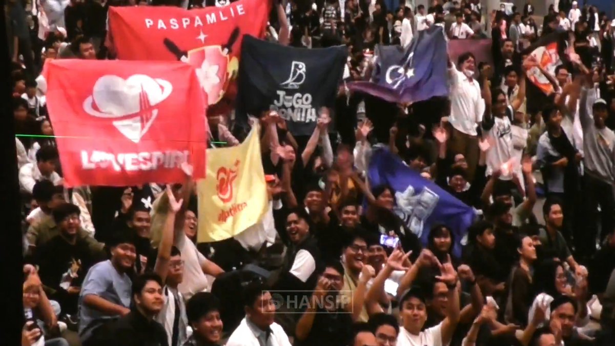 Sambil menunggu aku kelar kurasi fancam, berikut video kehangatan para fans di acara JKT48 Personal Meet and Greet Festival LOVE DREAM PASSION! kemarin. 💗 Ada muka kalian & temen kalian gak di sini? wkwk 😆 #JKT48Love #JKT48Dream #JKT48Passion #CrowdCam #FansCam #HansipCAM