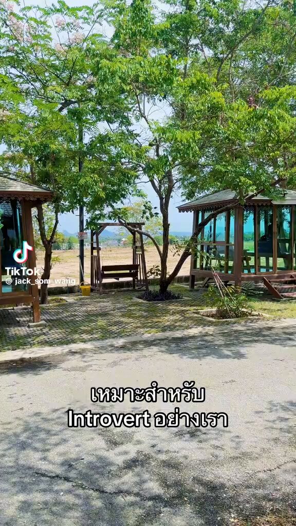มึง คนไทยเป็นคนตลกมาก นี่แหละศาลาที่เหมาะกับคนสาย Introvert อย่างเรา ไม่ต้องคุยกับใคร คุยกับพระพุทธรูปไปเลยจ้า นี่แหละศาลาพักใจชัดๆ เลย กูชอบมากจริงๆ 5555555555