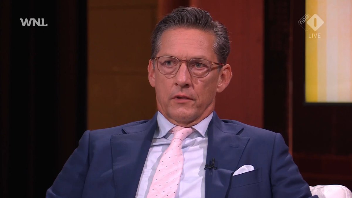 "Waarom hoor ik nooit radicaal-links over Jimmy Dijk of zo?", vraagt JA21-leider Joost Joost Eerdmans, die met zijn partij vaak als radicaal-rechts wordt bestempeld, zich af. "Dat is blijkbaar toch iets om ons in een hoek te zetten. Voor JA21 vind ik het gewoon onterecht als je op die manier wordt neergezet." #WNL
