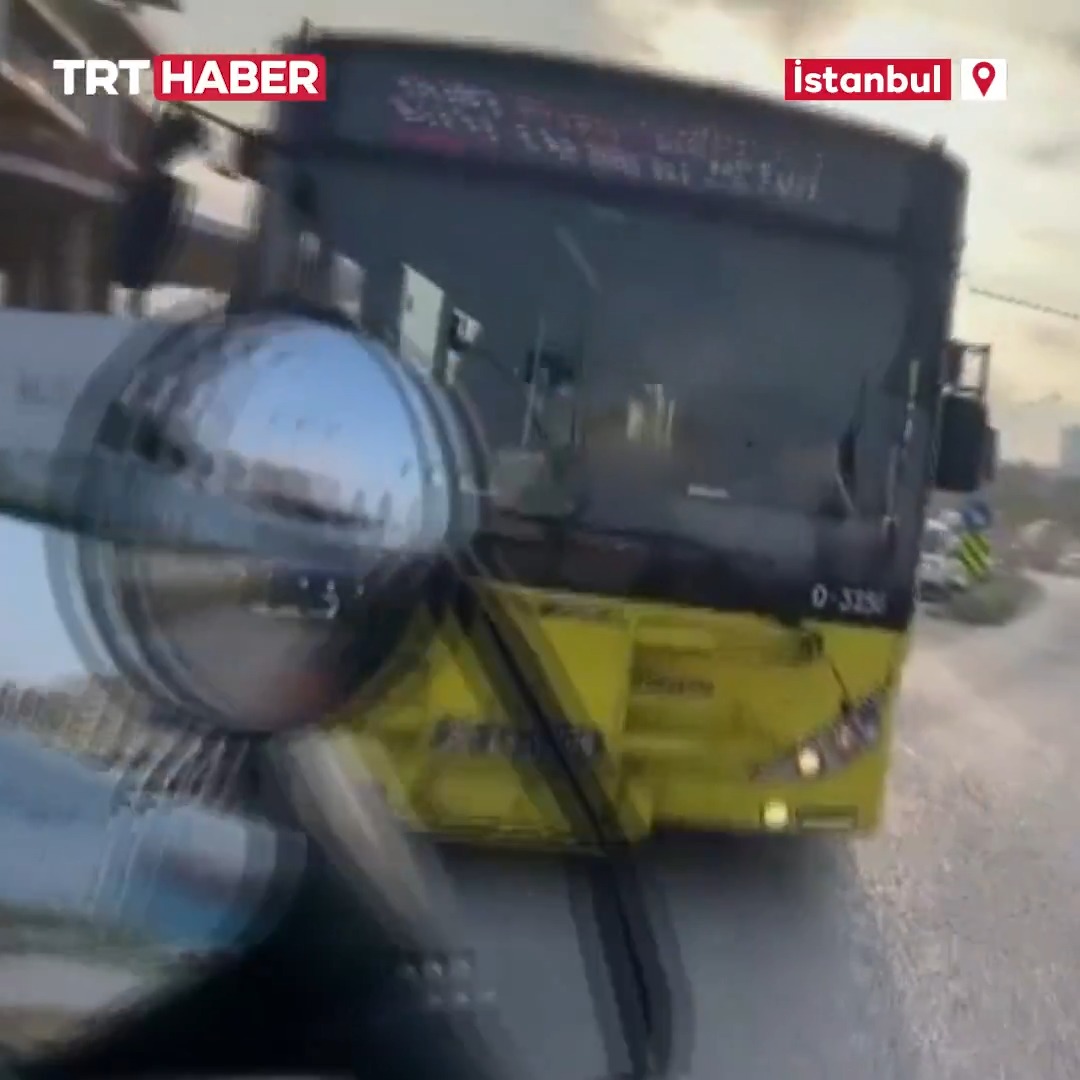 İstanbul Kartal'da kırmızı ışıkta geçen İETT otobüsü kazaya neden oluyordu.