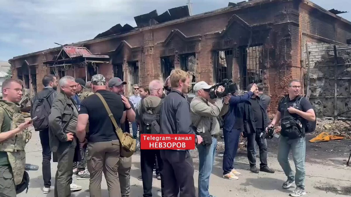 Journalisten wurden nach Starobilsk gebracht. Anständige Journalisten, wie zum Beispiel von CNN, weigerten sich jedoch, dorthin zu gehen. Und nun wollen wir sehen, was in diesem College wirklich passiert ist. Kurz gesagt: Dort wurde gelehrt, wie man Ukrainer tötet.