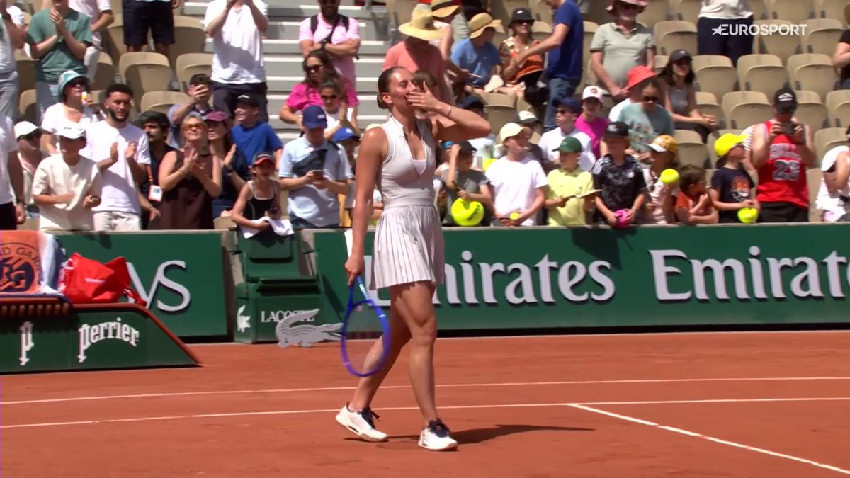 Marta Kostyuk 🇺🇦 ha ganado a la recién nacionalizada española 🇪🇸, Oksana Selekhmeteva (origen ruso) y no hubo saludo en la red. Después, se ha emocionado a pie de pista recordando a la gente ucraniana “que ayuda a las personas que lo necesitan”.