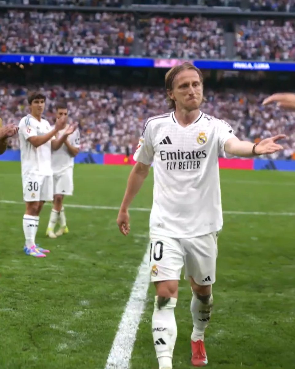 🤍 'No llores porque se terminó, sonríe porque sucedió'. Se cumple un año de la despedida de Luka Modrić y Carlo Ancelotti del Real Madrid C.F. con un Bernabéu puesto en pie. LALIGAEASPORTS | LALIGAHistory