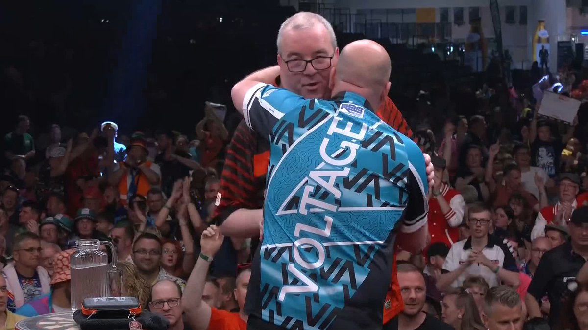 122 TO WIN IT! Rob Cross is through to the final session in Riesa, as Voltage knocks out the former International Darts Open champion Stephen Bunting, beating The Bullet 6-2! 📺 #ET7