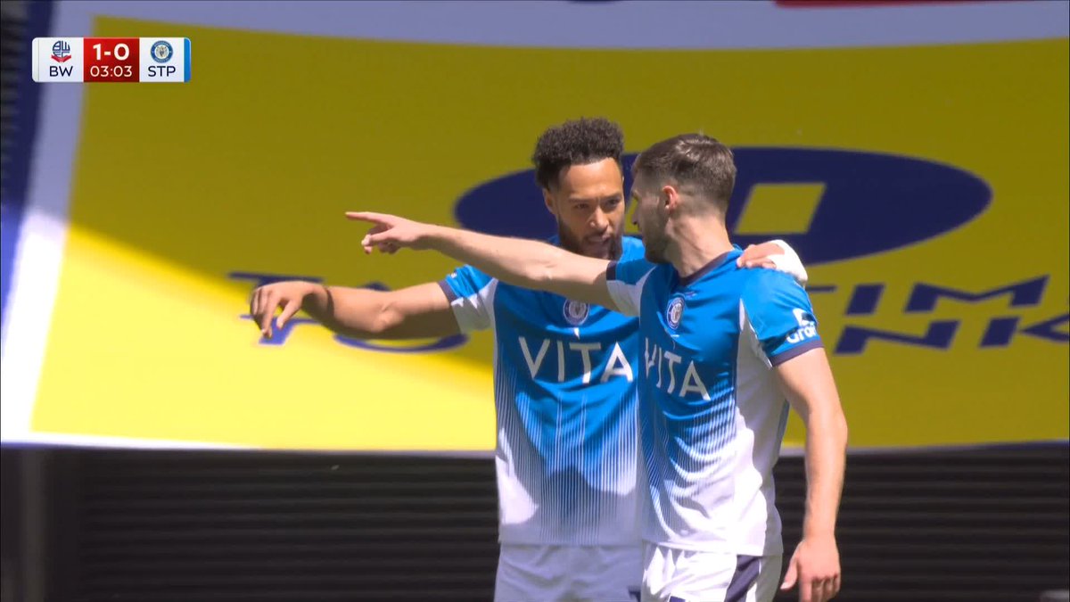The Stockport keeper HAS to do better here 😳 Bolton are on their way to the championship!