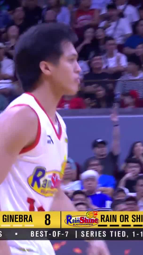 INSPIRED SI DREI 🔥 Hindi lang isa, kundi LIMANG SUNOD-SUNOD na tres ang pinakawalan ni Andrei Caracut to widen the Rain or Shine Elasto Painters lead early in the opening quarter kontra Brgy. Ginebra San Miguel in Game 3 of their best-of-seven semifinal series. #PBA50LID