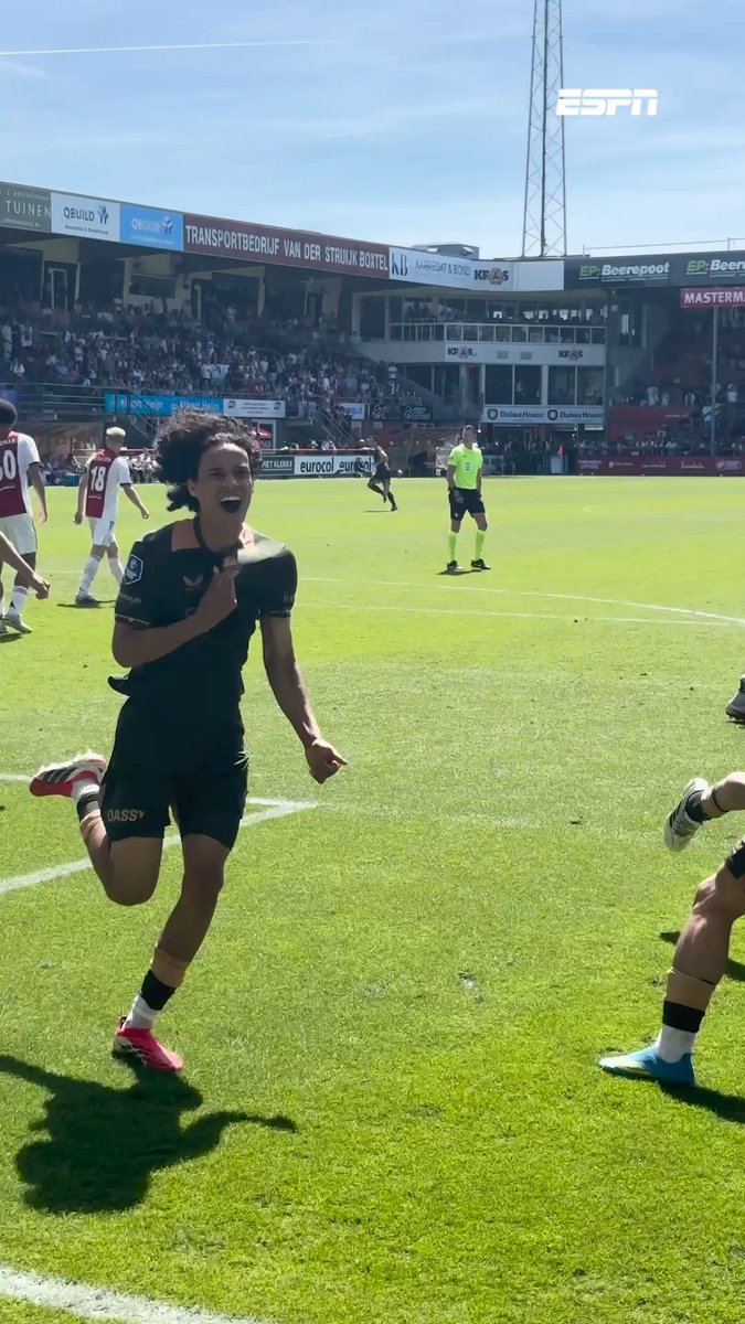 Gjivai Zechiël brengt met zijn gelijkmaker de Utrecht-supporters in extase 🤯 #ajautr