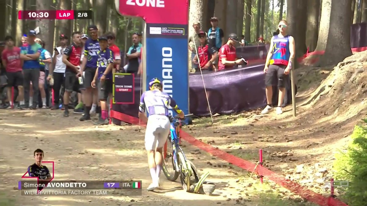 Image impressionnante à Nove Mesto en cross-country : l'Italien Simone Avondetto a vu son pneu arrière exploser ! Suivez la course en direct sur L'Équipe live #lequipeVELO