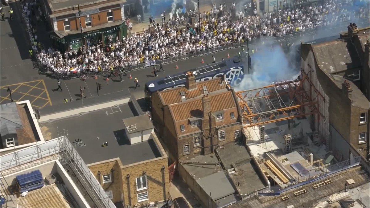 The Spurs fans line the streets to welcome the players ahead of their fight for survival against Everton ⚪️