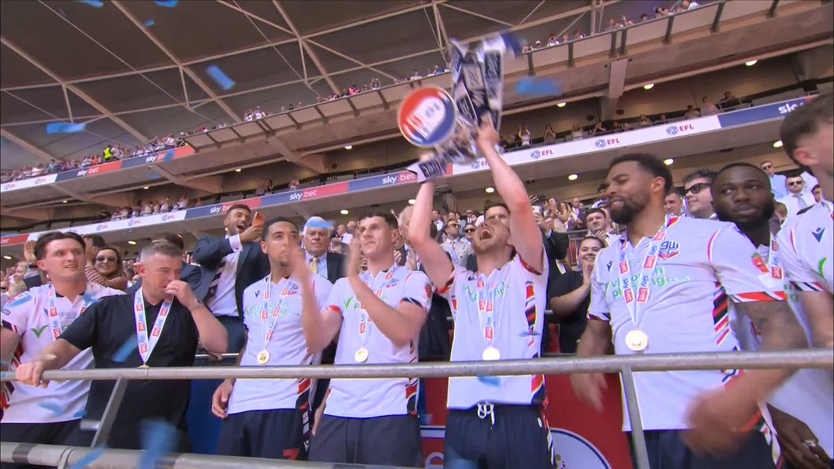 Bolton celebrate promotion to the Championship! 🏆🥳