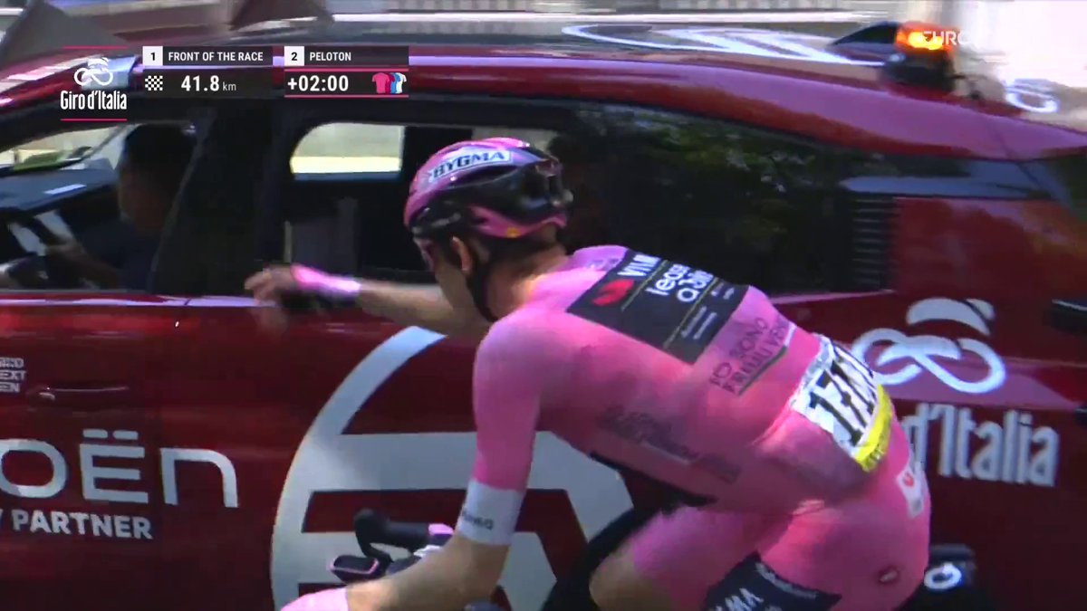 La reclamación de Vingegaard al coche de dirección de carrera. ⚠️ Tras ello, el Jurado Técnico ha decidido detener los cronos para la clasificación general al inicio de la última vuelta del circuito final. #GirodItalia #LaCasadelCiclismo