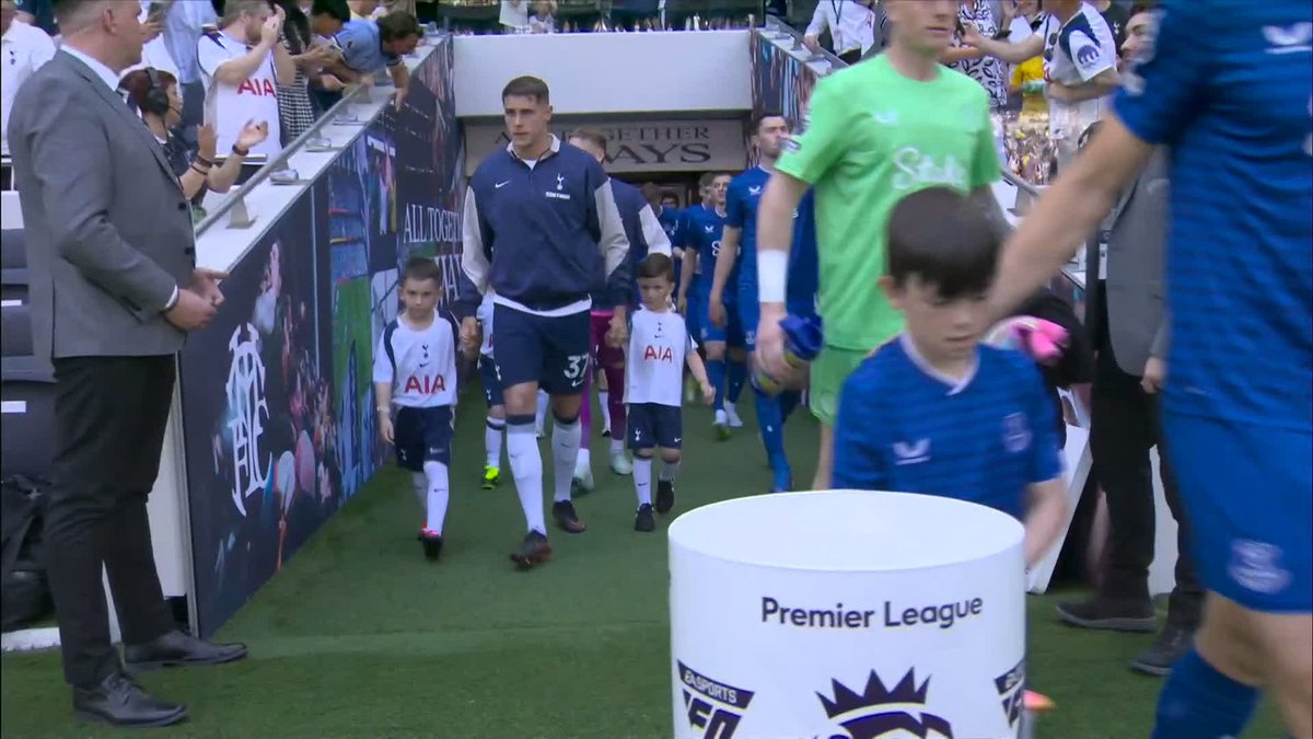 Everton & Spurs players walk out for the final game of the Premier League season! 🔥