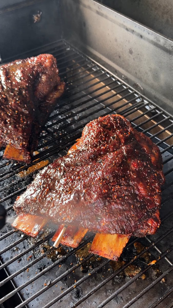 DINO RIBS- Often dubbed the best bite in BBQโand one bite in, youโll understand why. ๐ฅ These beef ribs are sweet, smoky, and downright dangerous with that Whiskey Dust + maple syrup combo. Sticky delicious. Big bark. No leftovers.