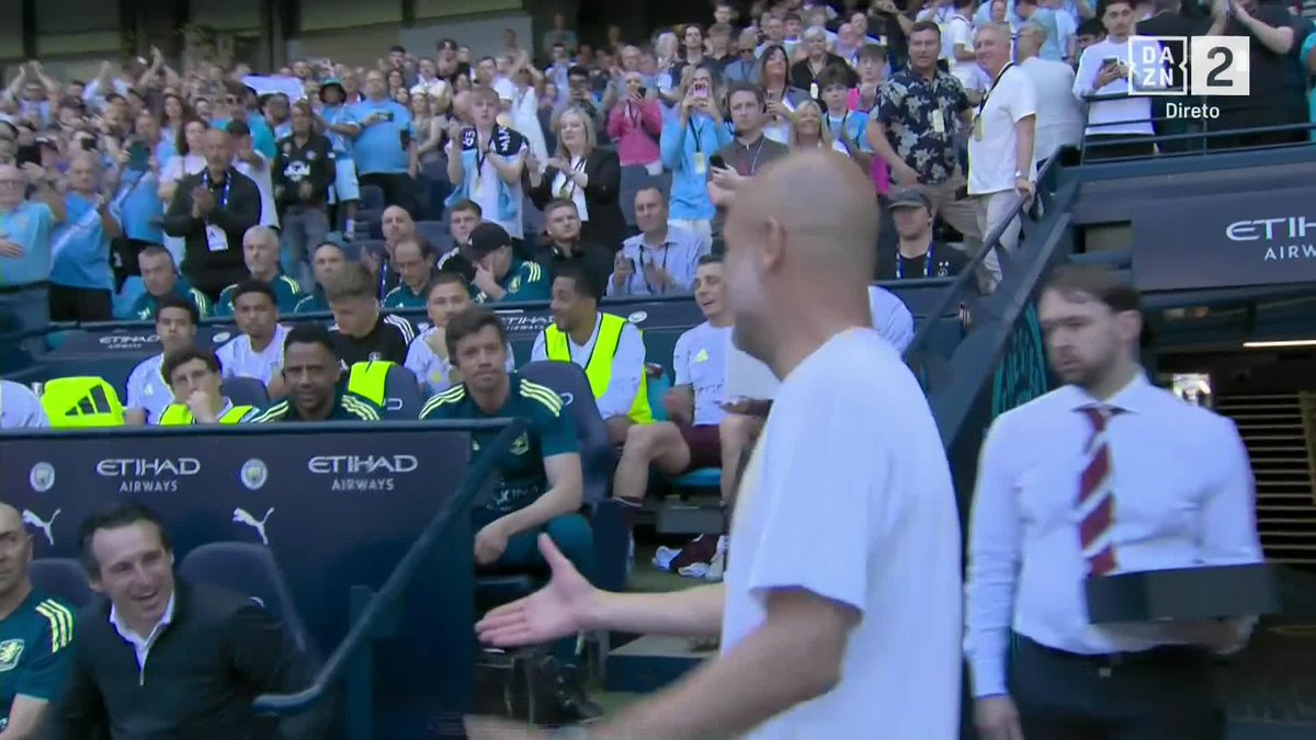 A lovely moment as Unai Emery pays his full respects to Pep Guardiola in his final game as Man City manager…👏❤️