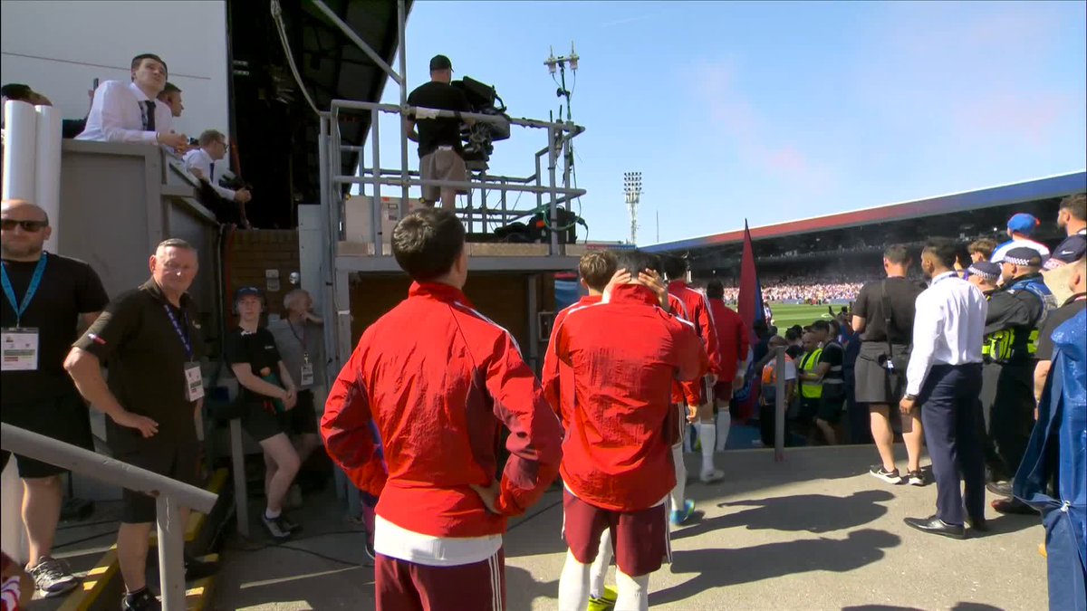 A guard of honour for the Arsenal players at Crystal Palace 👏