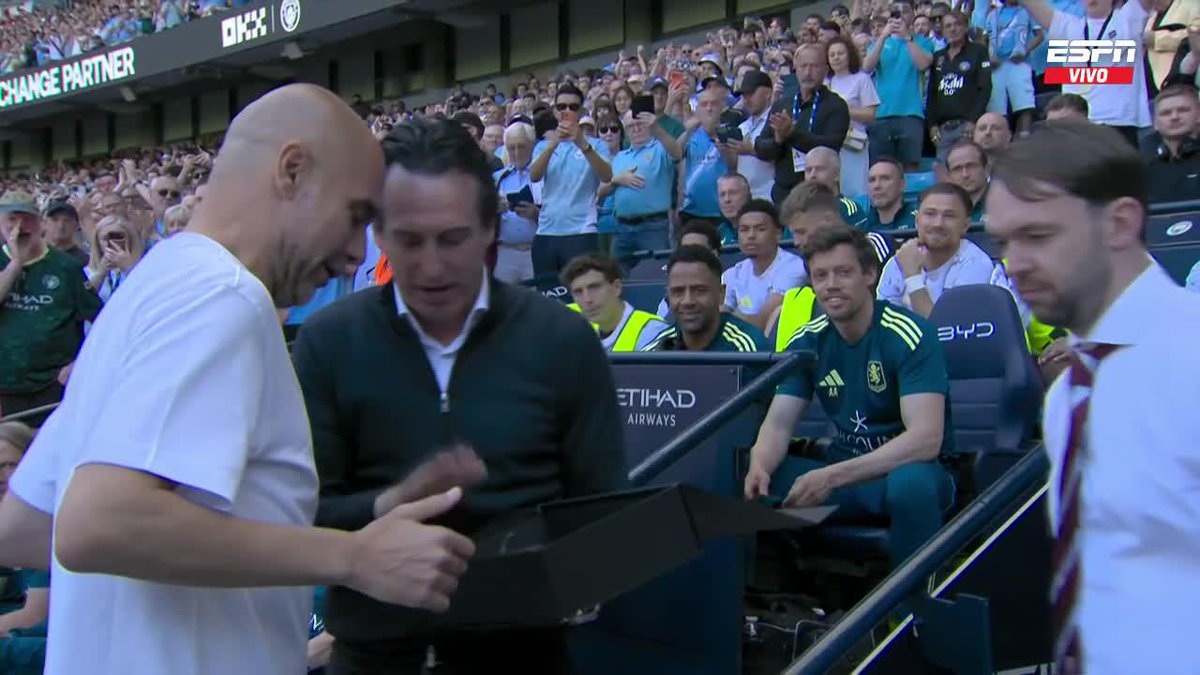 ¡EL ESPECTACULAR GESTO DE UNAI EMERY! El entrenador del Aston Villa se dio un gran abrazo con Guardiola y le regaló un obsequio a Pep en su último partido en el City. 📺 Mirá la Premier League por #DisneyPlus Plan Premium