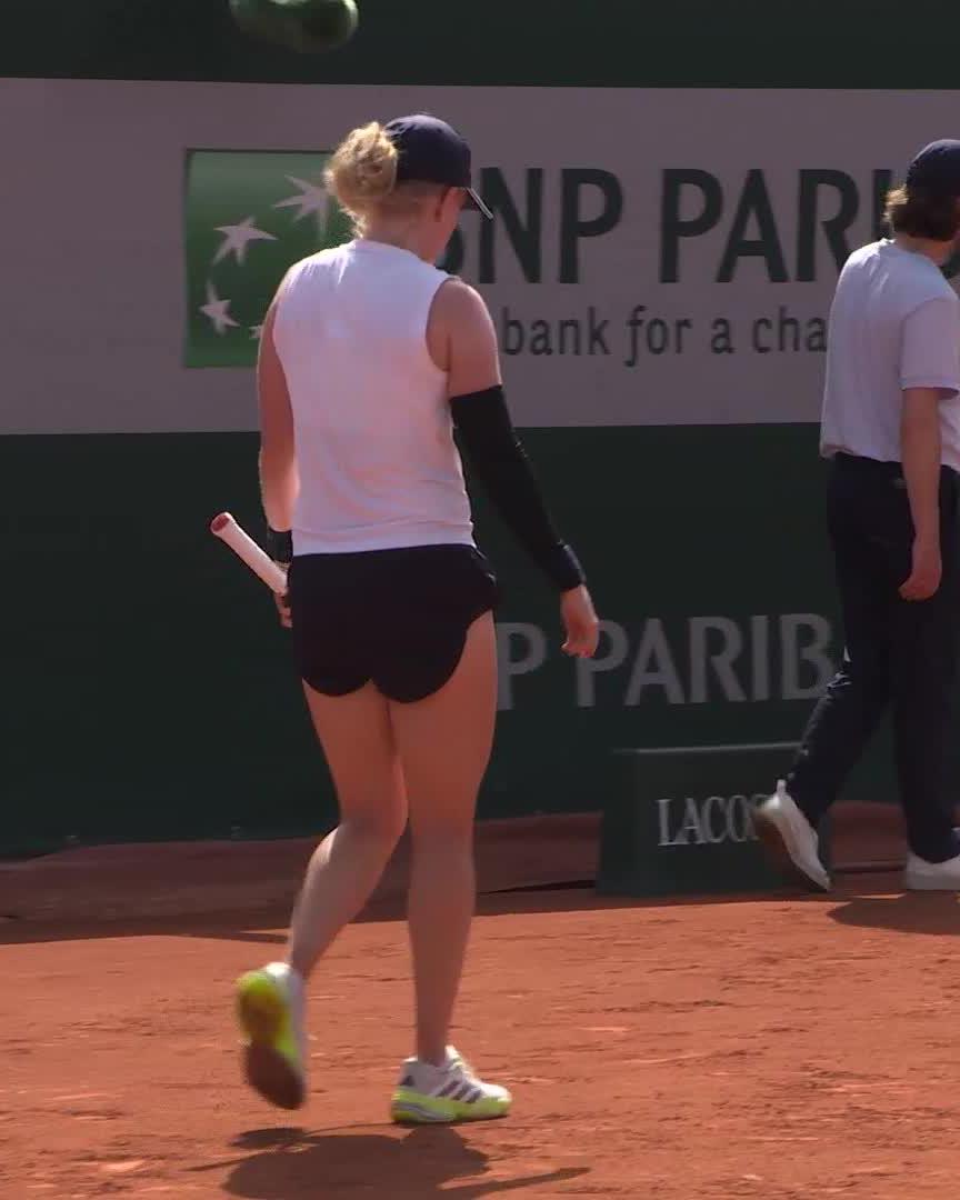 When the dropshot drops just right 👌 #RolandGarros