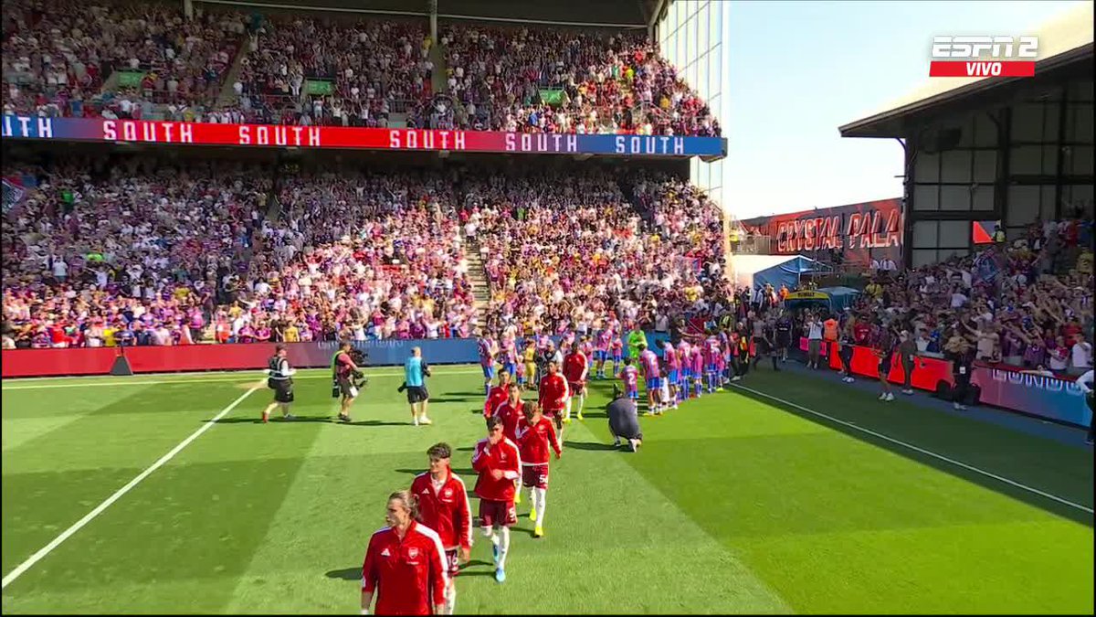 UN PASILLO QUE SE HIZO ESPERAR MÁS DE DOS DÉCADAS: así recibieron los jugadores de Crystal Palace y la terna arbitral al Arsenal campeón de la #PREMIERxESPN en la última jornada del torneo. 📺 Mirá la Premier League por #DisneyPlus Plan Premium