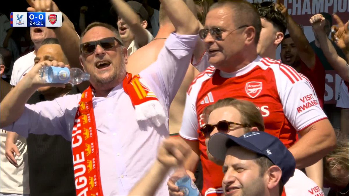 A drinks break at Selhurst park means the Arsenal fans have got their bottles out! 😅