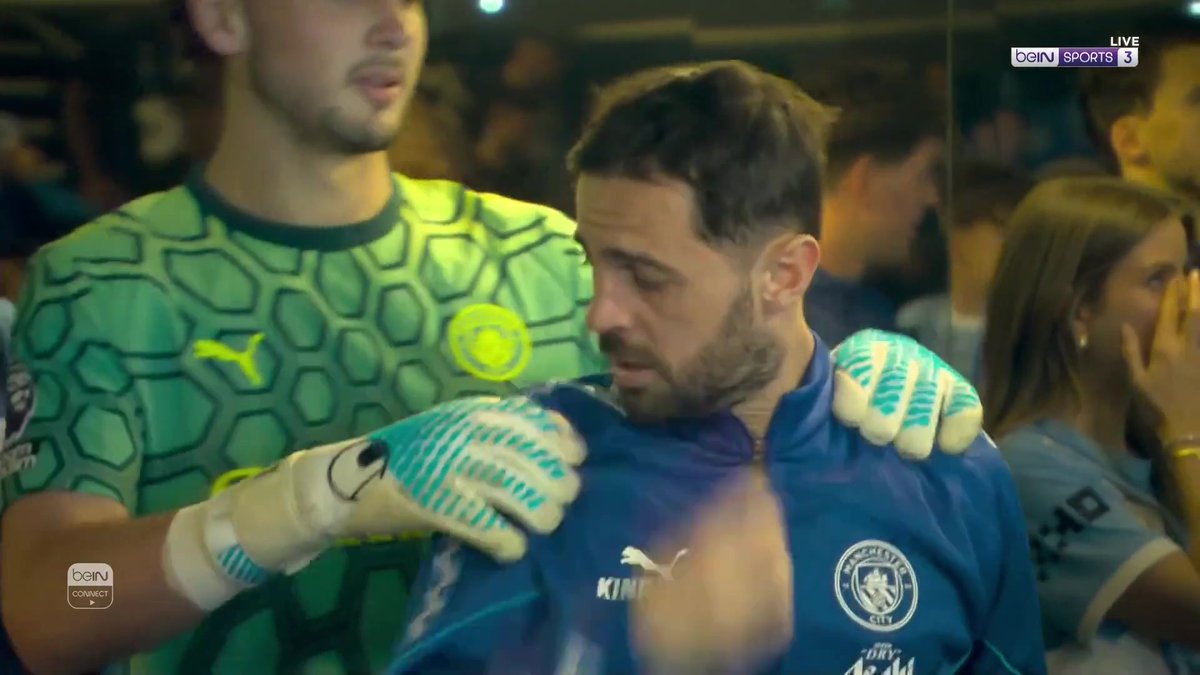 💙👏 جماهير مانشستر سيتي تكرّم بيب غوارديولا وجون ستونز وبرناردو سيلفا في مشهد يختصر سنوات من الإنجازات والذكريات مع السيتيزنز #الدوري_الإنجليزي | #مانشستر_سيتي