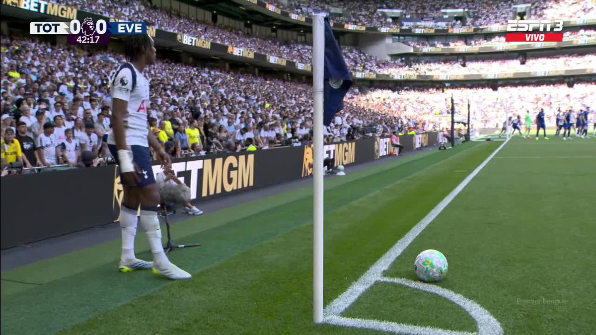 😅🇦🇷 CUTI ROMERO SE METIÓ A LA CANCHA A FESTEJAR CON SUS COMPAÑEROS.