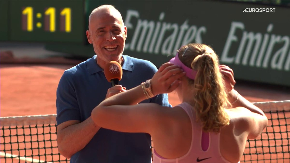 ¿Cómo se dice "espero" en francés? 🤣 Momento divertido en la Chatrier con Alex Corretja, Mirra Andreeva y Conchita Martínez 💙 de fondo 🥰 #RolandGarros