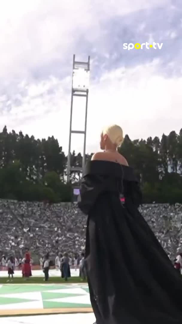 Bárbara Bandeira cantou 'A Portuguesa' no Jamor 🎶🇵🇹