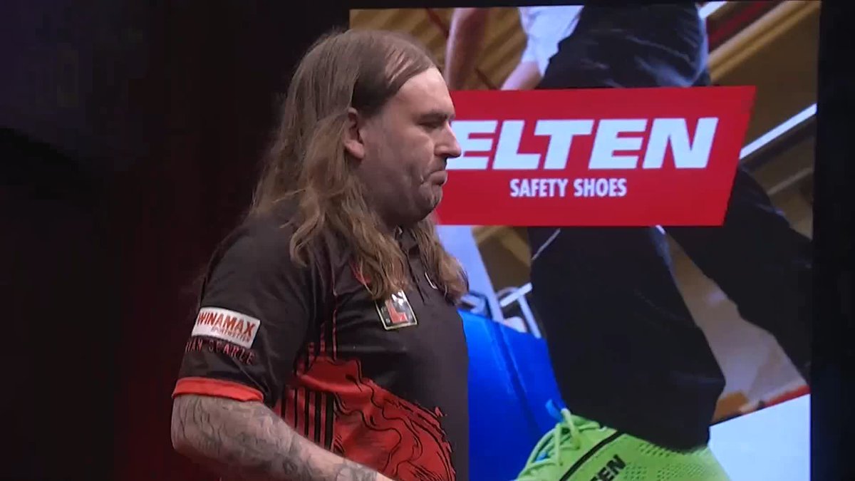 SEARLE INTO THE SEMIS! Ryan Searle is the first player through to the semi-finals in Riesa, as Heavy Metal beats the number one seed Gian van Veen 6-3! 📺 #ET7