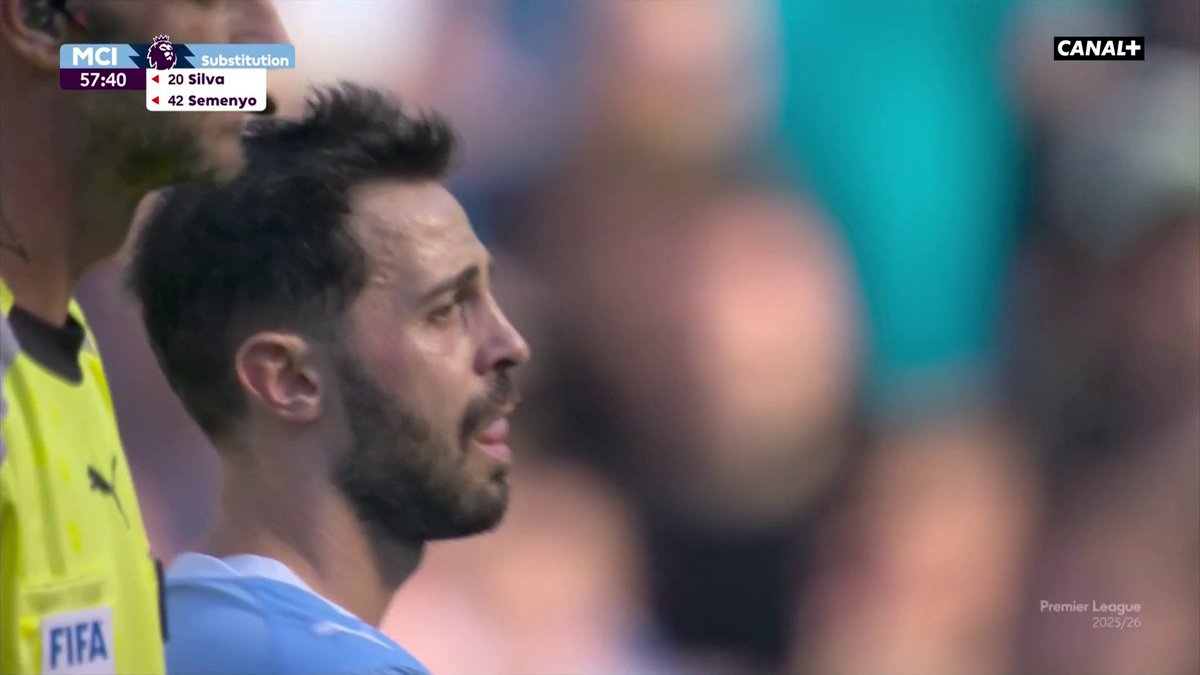 L'ovation de l'Etihad Stadium et la haie d'honneur pour la dernière sortie de Bernardo Silva avec Manchester City 🥺 Rentrons, il pleut... #MCIAVL | #PremierLeague
