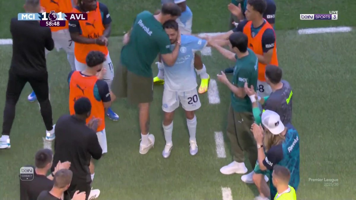 🥺💙 مشهد مؤثر في ملعب الاتحاد... دموع بيب غوارديولا ترافق خروج برناردو سيلفا للمرة الأخيرة بقميص مانشستر سيتي 🫂 النجم البرتغالي يسدل الستار على مسيرة استثنائية في الدوري الإنجليزي 🇵🇹✨ #الدوري_الإنجليزي | #مانشستر_سيتي