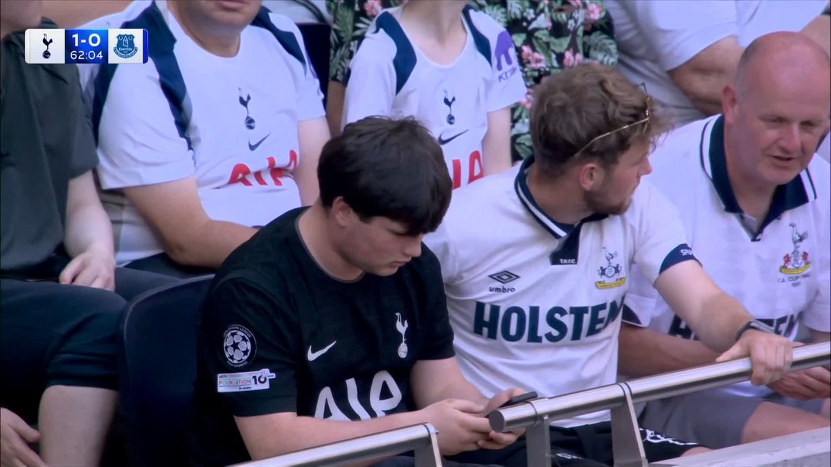News is filtering through at the Tottenham Hotspur stadium as West Ham score against Leeds 👀