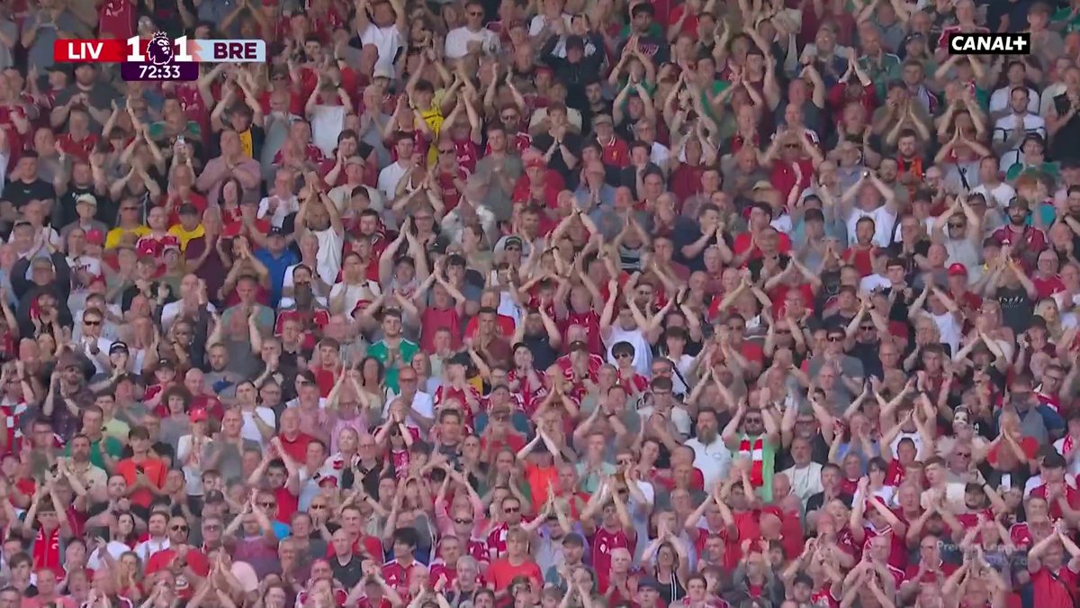 🚨 MOMENT D’ÉMOTIONS À ANFIELD ! ❤️🥹 L’ovation du public à la sortie de Mohamed Salah 🇪🇬 pour sa dernière sous le maillot des Reds. 🎥 CANAL+ Foot