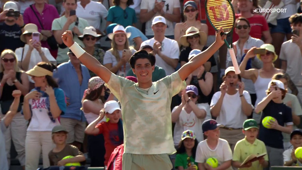 CINÀ CHE SPETTACOLOOOO 🧡🇮🇹 Diciannovenne palermitano al suo primo match in uno Slam, Federico Cinà splende a Parigi e batte il gigante americano Reilly Opelka, sorpreso dalla qualità di gioco e dalla personalità del giovane talento azzurro. Una vittoria che sa di futuro… e che futuro 🤩 #Tennis #RolandGarros #Cina