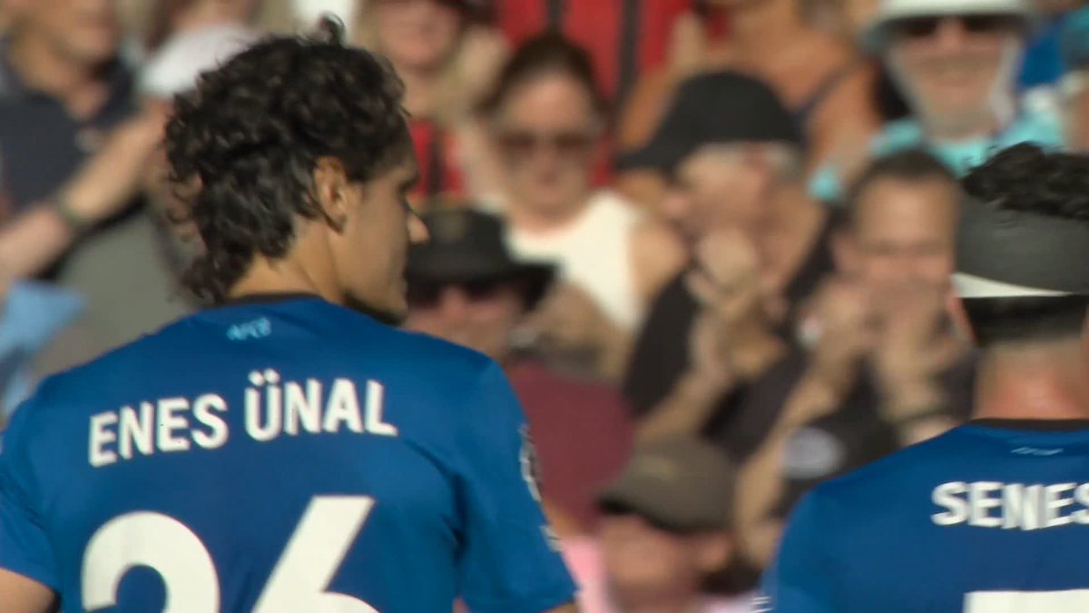 Enes Ünal forces a save from Matz Sels! 🧤
