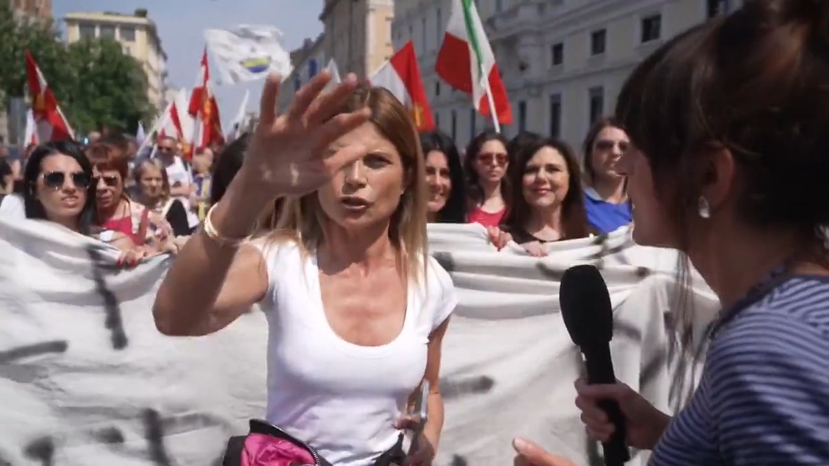 "Può smettere di filmare? Per che tv lavori? Tu sai chi sono io?" Due minuti di puro delirio in cui l'onorevole Ravetto dà vita a una sceneggiata passivo-aggressiva contro una giornalista di Rai News che stava facendo il suo lavoro. Profondo imbarazzo.
